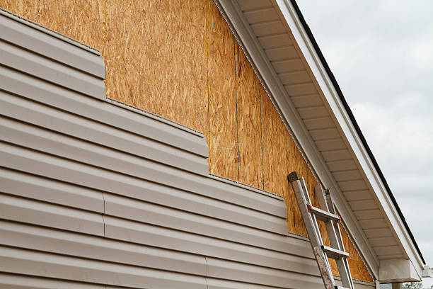 Professional Siding Installation technician working in Bellaire, TX
